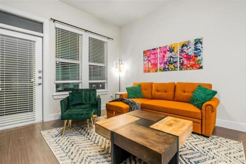 Urban Oasis 3BR Luxe Apt City with River Views and Pool in San Antonio, USA