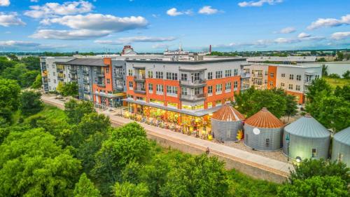 2BR Apt River Walk Luxury River with Pool Views and Gym in San Antonio, USA