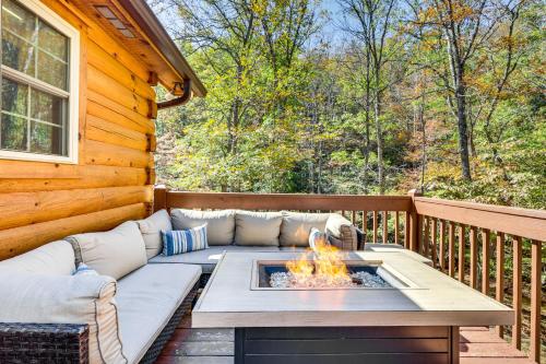 Wardensville Cabin with Hot Tub, Creek and Fire Pit! in Wardensville, USA