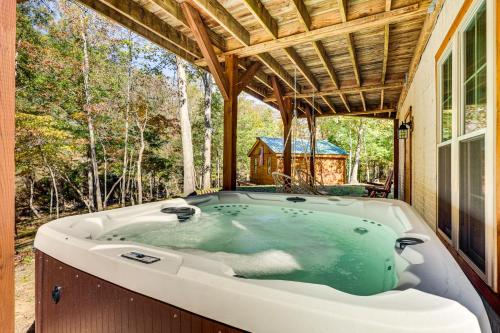 Wardensville Cabin with Hot Tub, Creek and Fire Pit! in Wardensville, USA