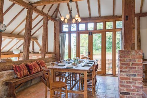 Фасада на хотела, Masketts Barn by Bloom Stays in Danehill