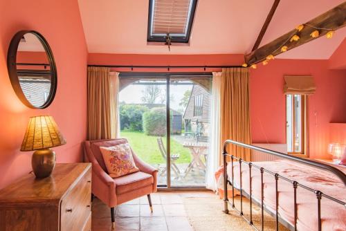 Фасада на хотела, Masketts Barn by Bloom Stays in Danehill