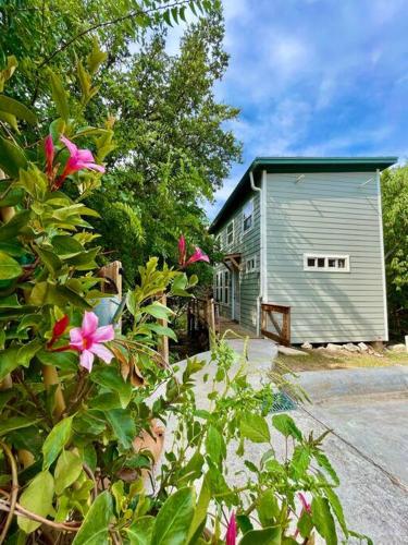 Cozy Coop Casita - Lake Travis-Hot Tub-Tiny House in Austin, USA