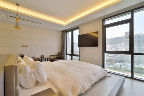 Suite, city view