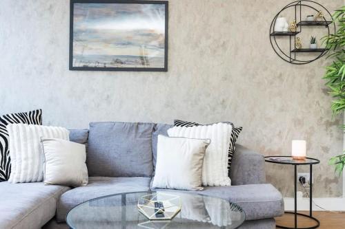 Trendy 4-Bed maisonette in London with lift and balcony, walking distance to tube stations, Лондон