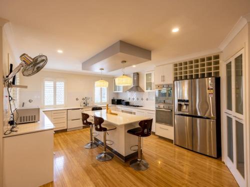 Mins to Shop n Lake 4 beds family retreat with pool