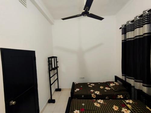 Puttalam Rayyan Mahal 1-Star Hotel room
