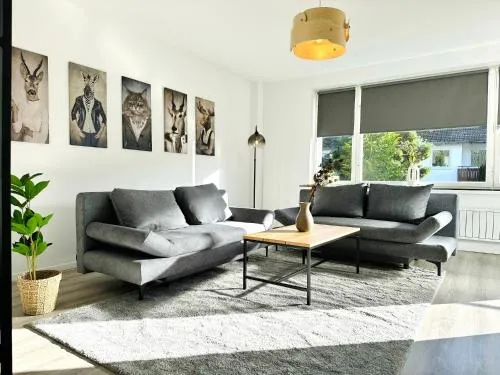 Großzügige Wohnung - 6 Personen-3 Schlafzimmer- Parkplatz- Waschmaschine-2 Balkone in Wolfsburg, Deutschland