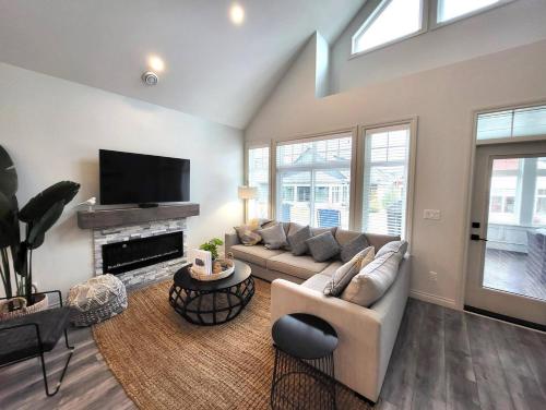 White Sand Meadow Cottage By The Beach #53 in Osoyoos, Canada