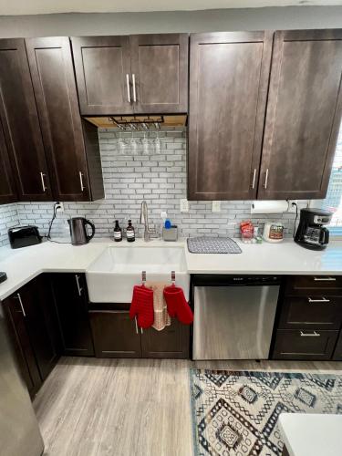 Calm 4BR-3BA 10 min DT Airport by LSP Homes in Atlanta, USA
