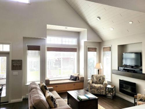 Location Cottage - Close To Pools! 111 in Osoyoos, Canada