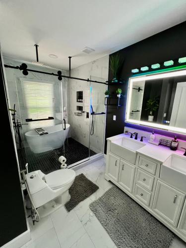 Calm 4BR-3BA 10 min DT Airport by LSP Homes