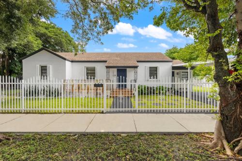Spacious 3BR Miami Retreat with Free Parking in Miami, USA