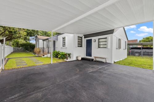 Spacious 3BR Miami Retreat with Free Parking in Miami, USA