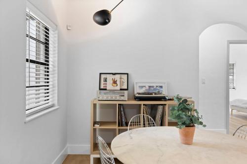 Spacious 3BR Miami Retreat with Free Parking in Miami, USA