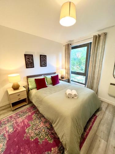 Modern two bedroom two bath opp tube station (central line)