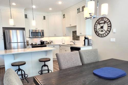 Sandy Feet Retreat - View Cottage #209 in Osoyoos, Canada
