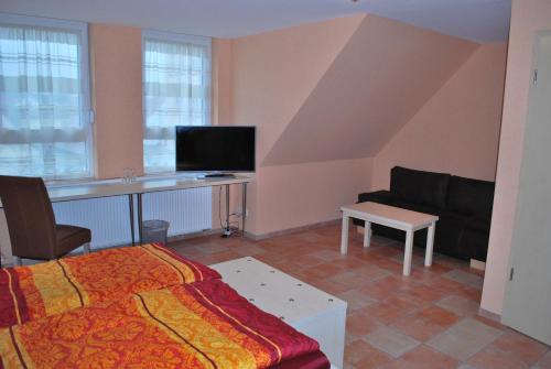 1 king bed, 1 sofa bed