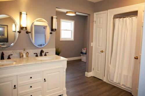 Gwyn Haven - Spacious Charming Century Home in Wellington in Prince Edward (ON)