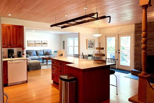 Gwyn Haven - Spacious Charming Century Home in Wellington in Prince Edward (ON)