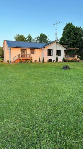 Westlake waterfront, hot tub, dock,4 mins to beach in West Lake (ON)