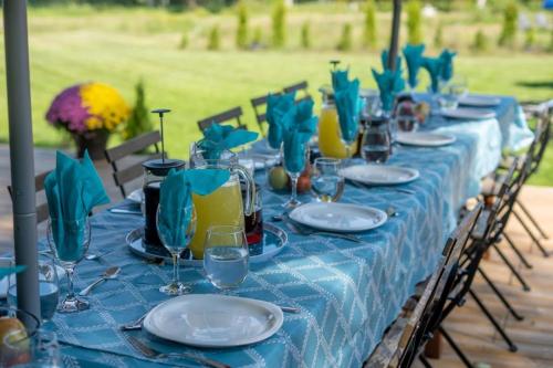 Westlake waterfront, hot tub, dock,4 mins to beach in West Lake (ON)