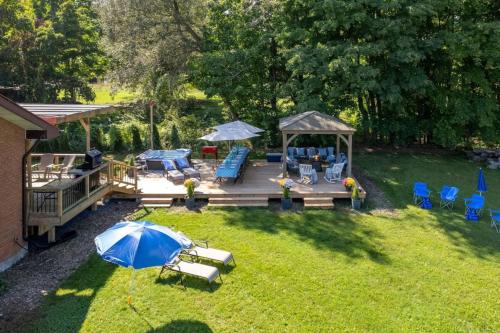 Westlake waterfront, hot tub, dock,4 mins to beach in West Lake (ON)