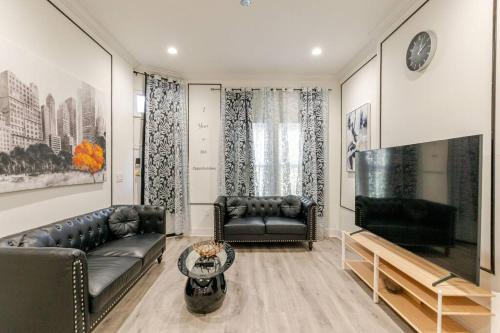 Közös társalgó / TV, Cozy Condo 3 minutes from all attractions near Anheuser-Busch Sörfőzde