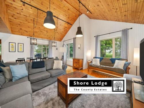 Westlake waterfront, hot tub, dock,4 mins to beach in West Lake (ON)