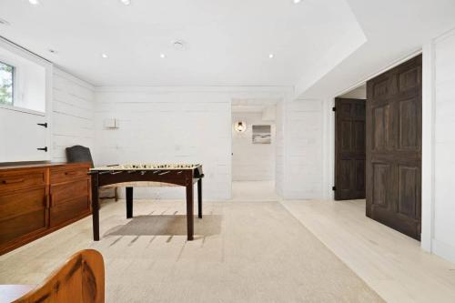 Westlake waterfront, hot tub, dock,4 mins to beach in West Lake (ON)