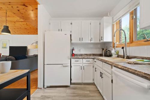 Westlake waterfront, hot tub, dock,4 mins to beach in West Lake (ON)