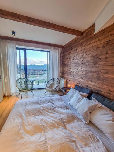 Apartment with Mountain View