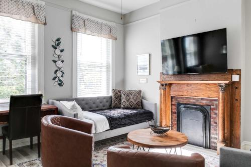 Grand Main Historic Fan Home w Parking fully fenced in Richmond, USA
