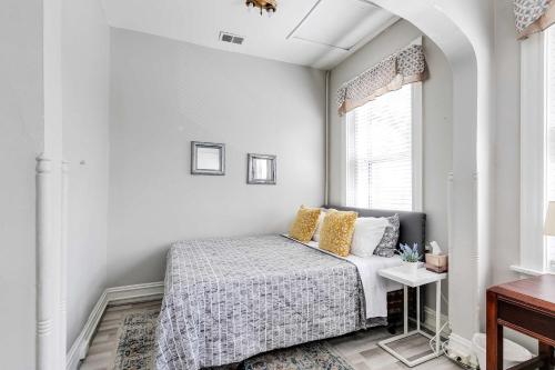 Grand Main Historic Fan Home w Parking fully fenced