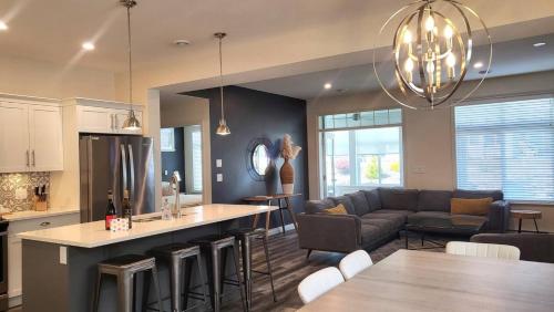 Large Modern Home At The Cottages #54 in Osoyoos, Canada