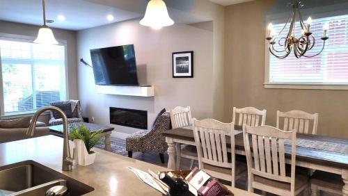Sandy Cove Cottage - Steps From The Beach #70 in Osoyoos, Canada