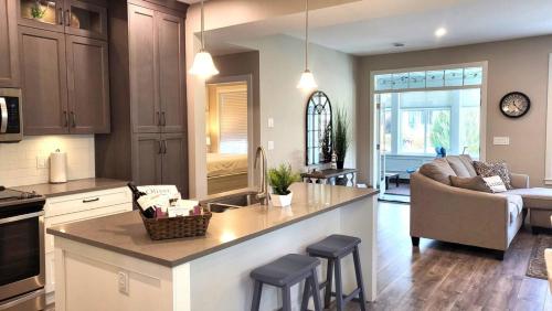 Sandy Cove Cottage - Steps From The Beach #70 in Osoyoos, Canada