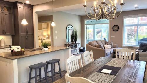 Sandy Cove Cottage - Steps From The Beach #70 in Osoyoos, Canada