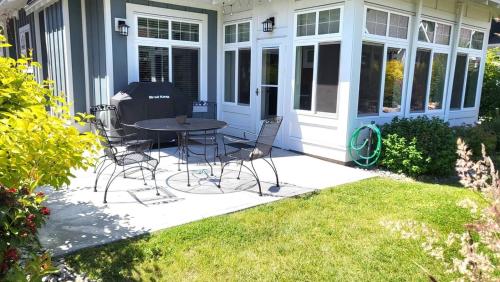 Sandy Cove Cottage - Steps From The Beach #70 in Osoyoos, Canada