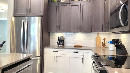 Sandy Cove Cottage - Steps From The Beach #70 in Osoyoos, Canada