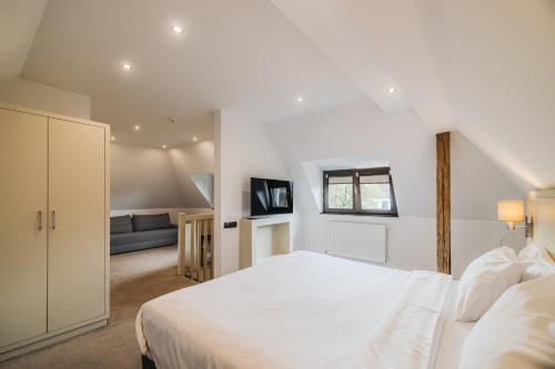 Standard Double Room image 9