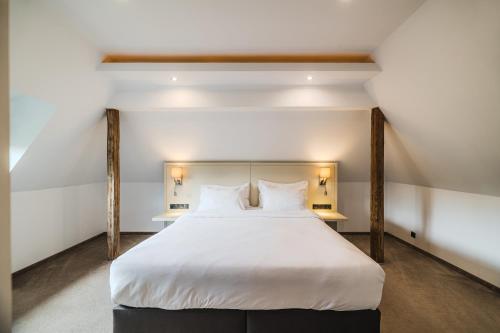 Standard Double Room image 7