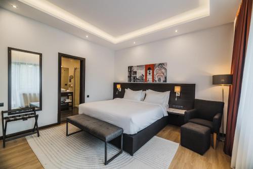 Superior Double Room with Balcony image 5