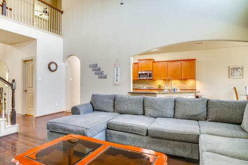 Less Than 1 Mi to Lake Conroe Home with Furnished Patio! in Willis, Vereinigte Staaten von Amerika