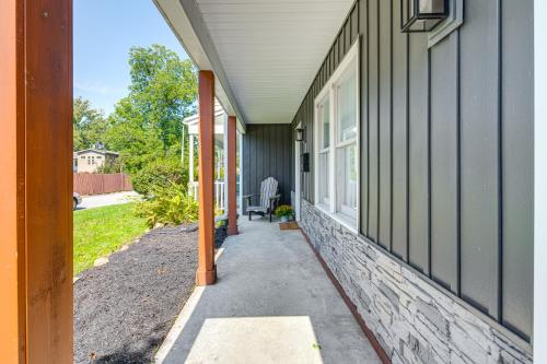 Walk to Main St Hendersonville Chic Home with Yard in 亨德森維爾(NC)