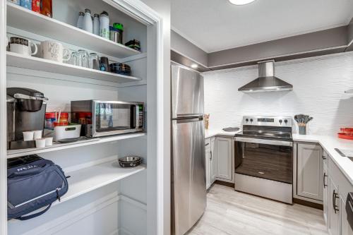 Walk to Main St Hendersonville Chic Home with Yard in 亨德森維爾(NC)