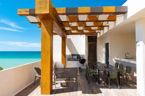 Fantastic beachfront Penthouse for 10 guests in Chicxulub, Mexico
