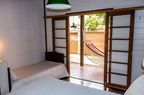 1 queen bed, 1 twin bed