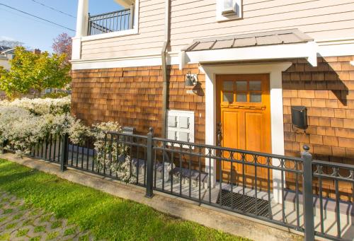 Fabulous Fairfield - 90-Day Stay, Charming 2BR 2BA House in Fairfield, 3 Blocks from Beach by Victoria Prime! in Victoria, Canada