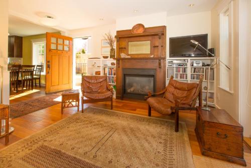 Fabulous Fairfield - 90-Day Stay, Charming 2BR 2BA House in Fairfield, 3 Blocks from Beach by Victoria Prime! in Victoria, Canada